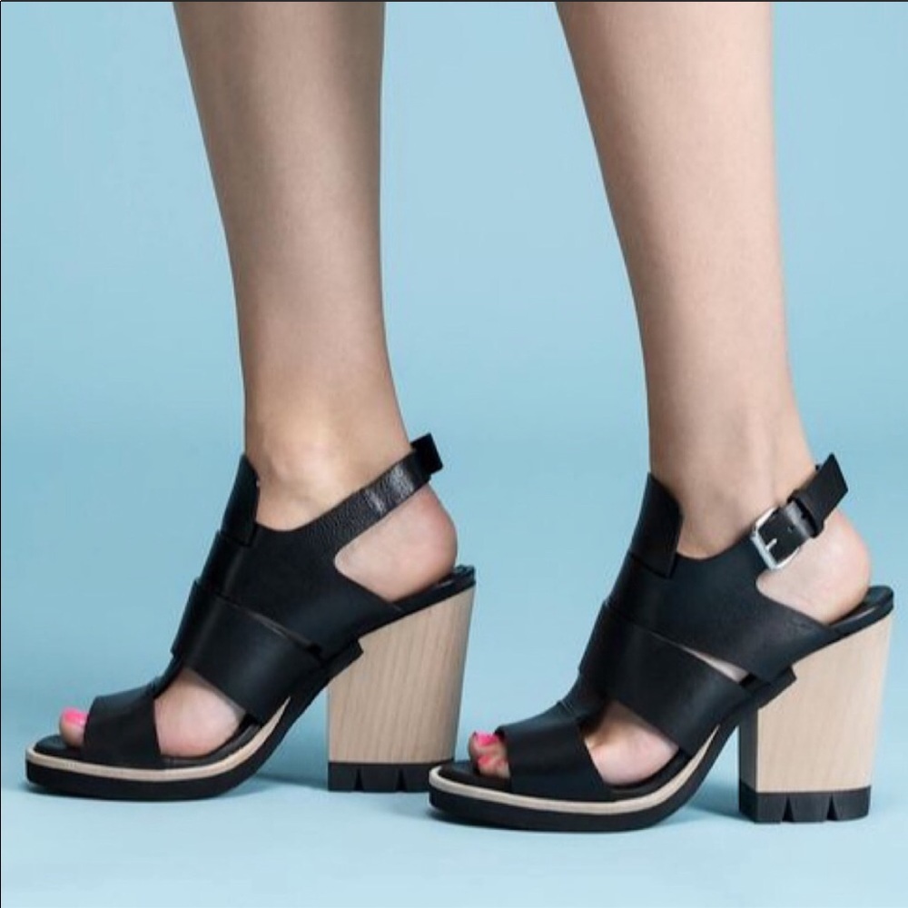 Strategia leather sandals, size 6.